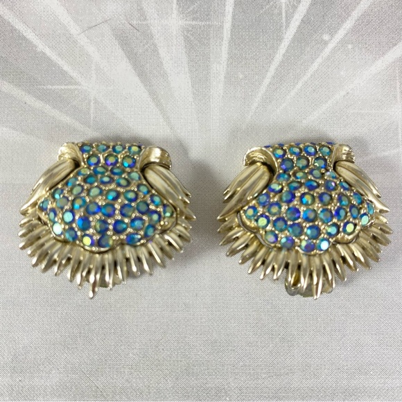 Stunning, vintage, clamshell shaped blue, iridescent rhinestone clip on earrings - Picture 3 of 3